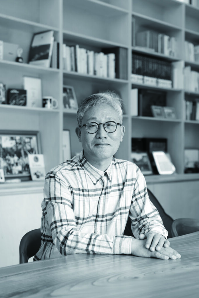 〈검은 땅 75,010,925평〉전 18 김재현 코멘터 프로필