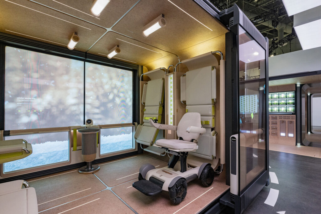 현대자동차의 미래 모빌리티 3 CES 현장에 전시된 space mobility 모델과 도킹 되어 있는 휄체어