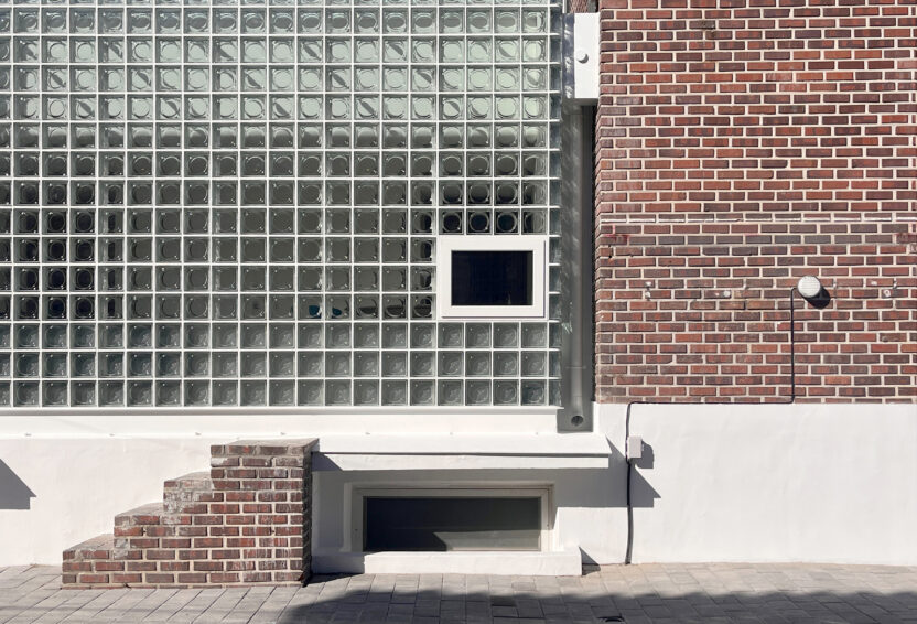 벽돌집의 투명한 변신, Mews Glass House 6 SLH front 02 1 1