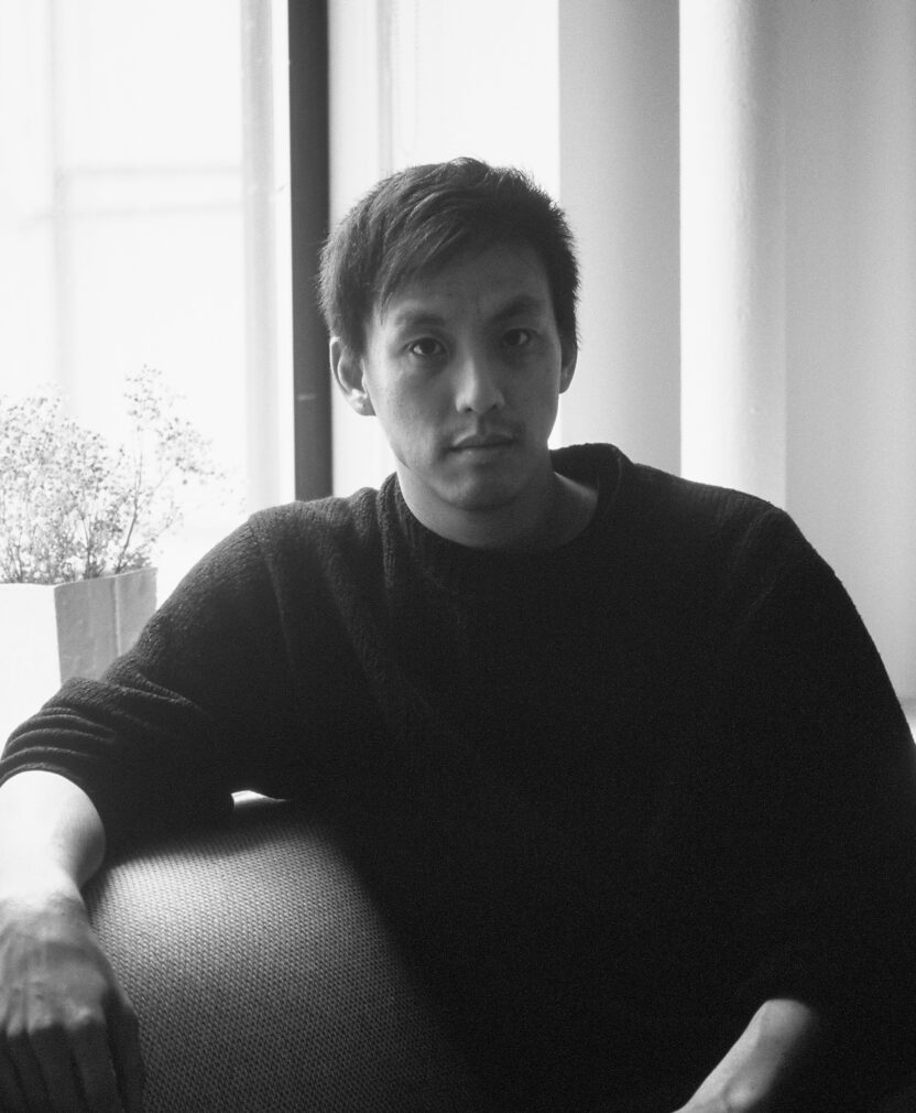 미술가 이안 쳉은 왜 AI를 사용하는가? 1 작가 프로필 사진 ic portrait by rachel rose feb22 2023 73743E1 R01 018 cropped vertical 2