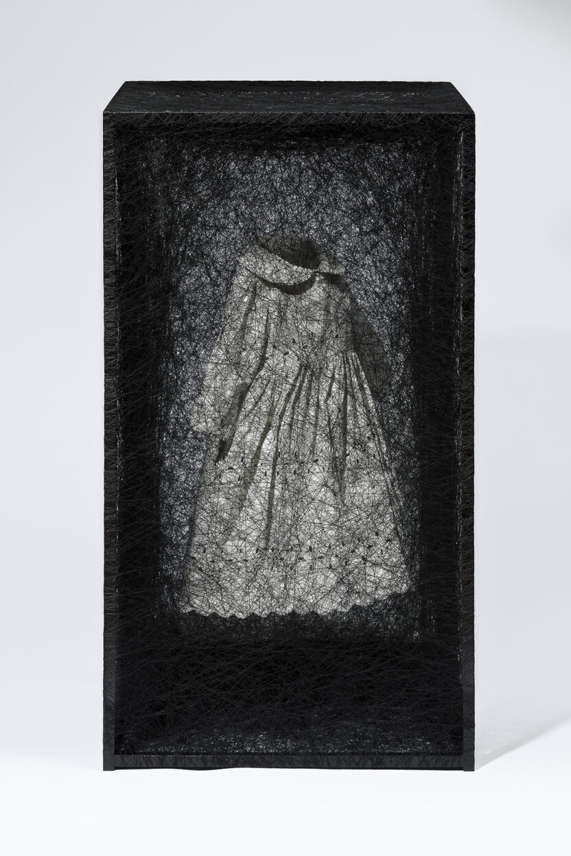 해외 진출 꿈꾸는 아트부산, 2024 프리뷰 6 ArtBusan2024 가나아트 Shiota Chiharu 시오타 치하루 State of Being Dress 2023 Metal frame dress thread 80 x 45 x 45 cm