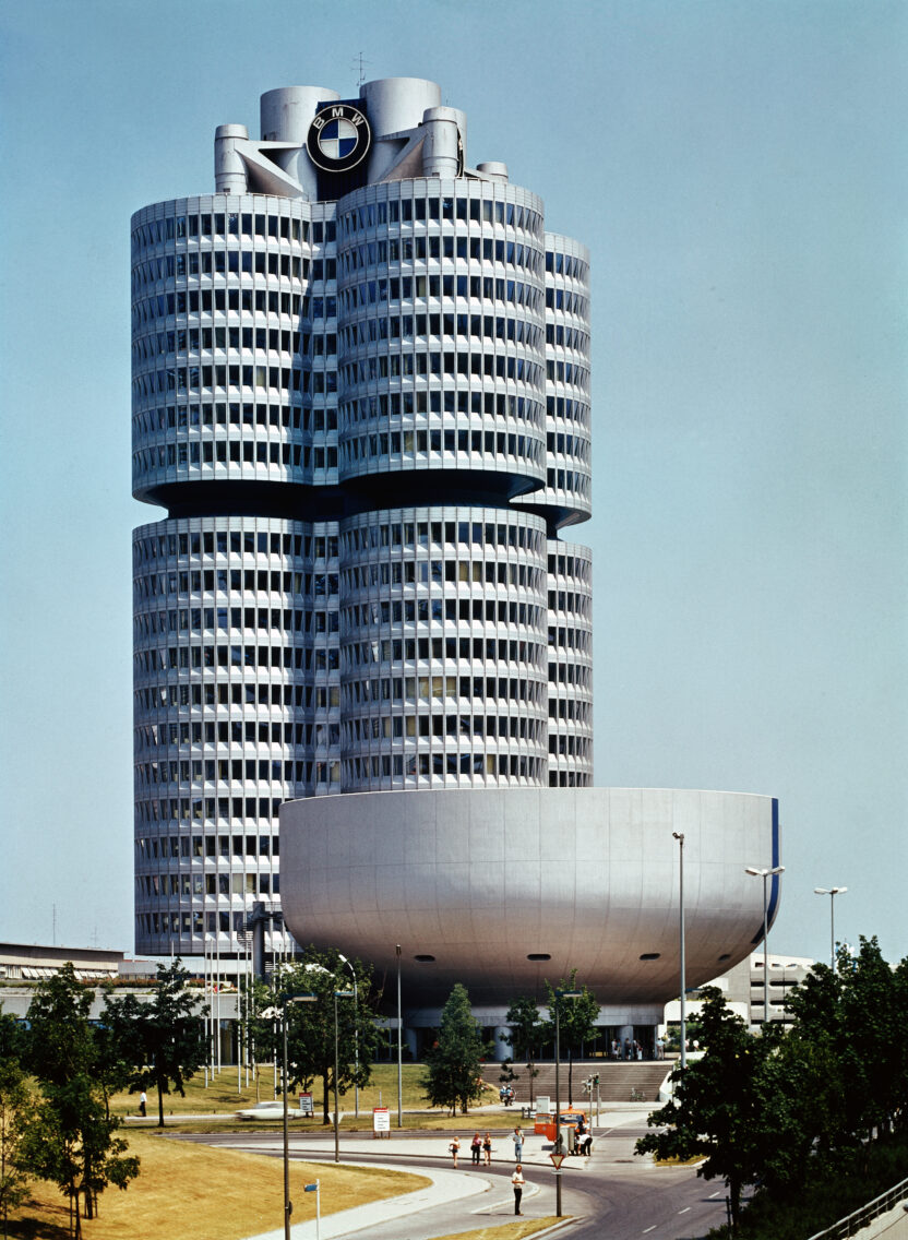 브랜드 첫인상을 결정하는 HQ 건축 디자인 4 7 P90473078 highRes the bmw museum in fr