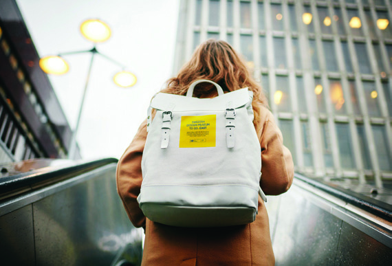 배낭에 담긴 테이크 아웃 디자인 〈Swedish Design Museum To Go〉 4 200424000002228 O