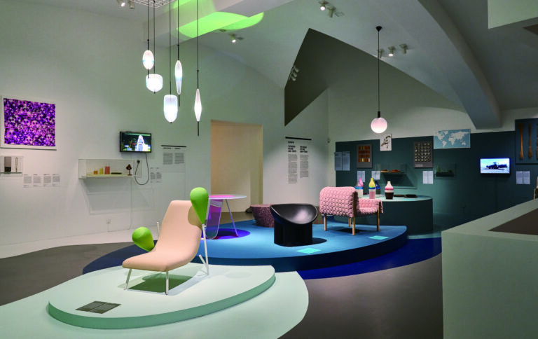 〈Here We Are!: Women in Design 1900–Today〉전