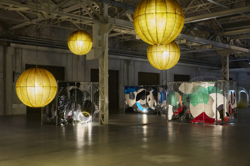 2024년 하반기에 봐야 할 10개의 국내 전시 17 Anicka Yi Metaspore exhibition view Pirelli HangarBicocca Milan 2022