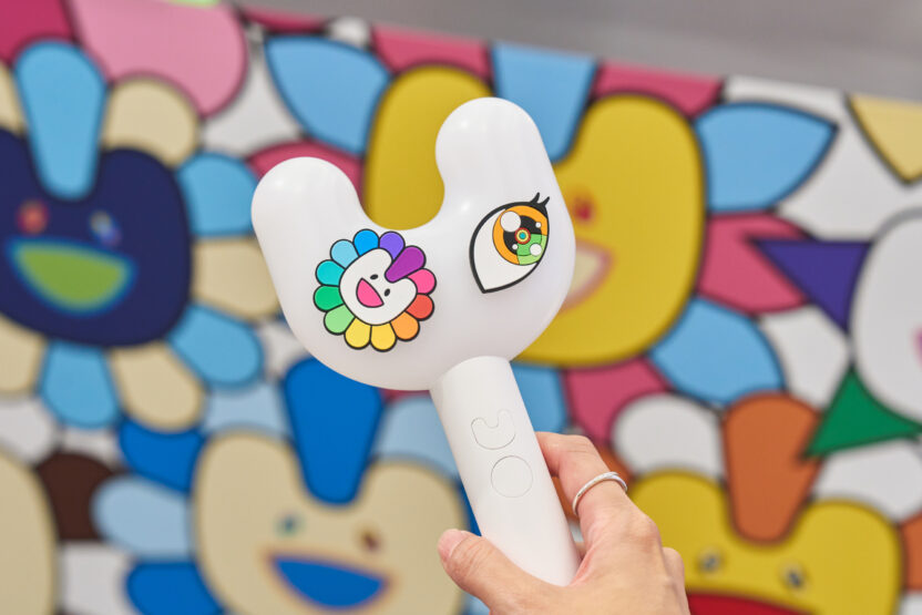케이팝과 팝아트의 성공적인 랑데부, 뉴진스 x 무라카미 다카시 8 NewJeans x MURAKAMI 다트 스티콘으로 꾸며진 뉴진스 공식 응원봉