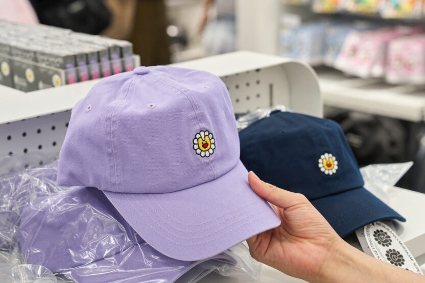 케이팝과 팝아트의 성공적인 랑데부, 뉴진스 x 무라카미 다카시 10 NewJeans x MURAKAMI 볼캡
