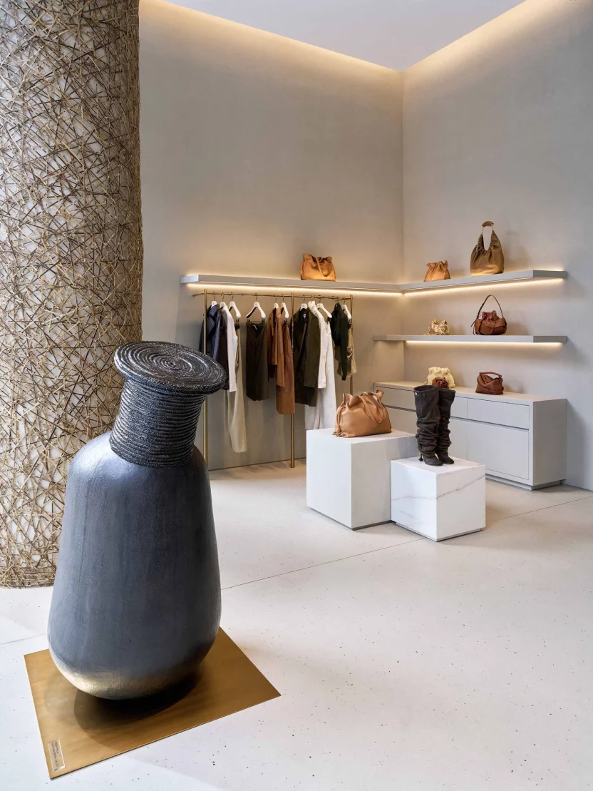 로에베가 선사하는 수집가의 집, 까사 로에베 서울 12 LOEWE 2024 STORE OPENING CASA SEOUL RGB CROPPED 2250X3000 23
