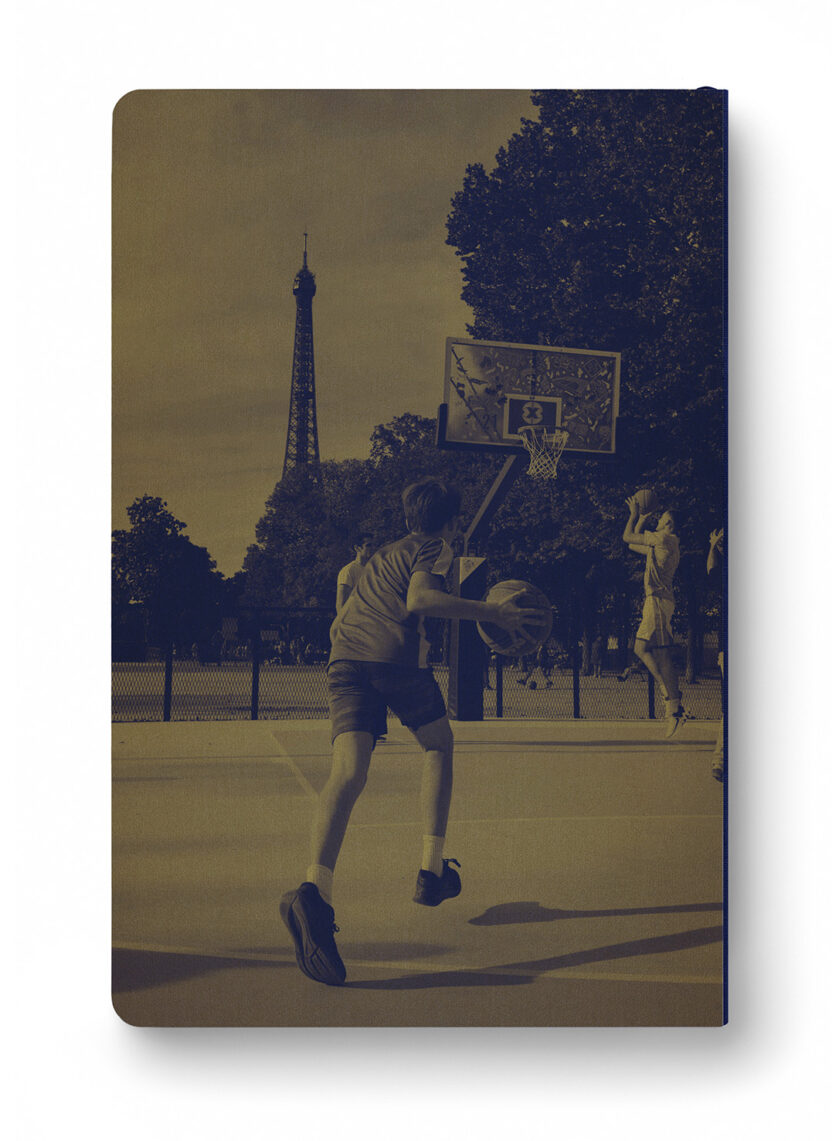 루이 비통이 2024 파리 올림픽을 기념하는 방법 5 LVCG2024 PARIS SPORT packshot EN FR Verso BD 2