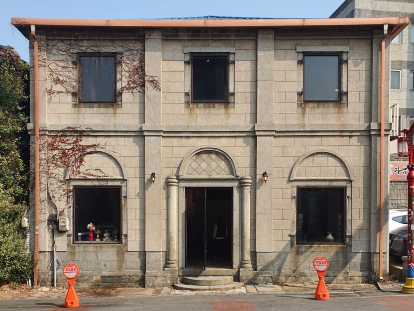 기억과 역사를 중개하는 초현실부동산 1 인천차이나타운점포주택 02 건물 외관 rotated e1724836267723