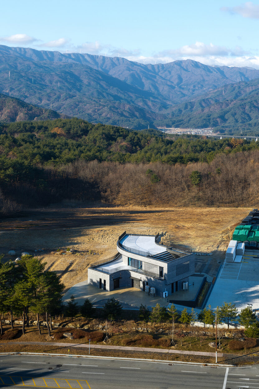 소나무 숲속 벽돌로 지은 맥주 양조장, ASLA Brewing Company 1 01 Brewery within Nature