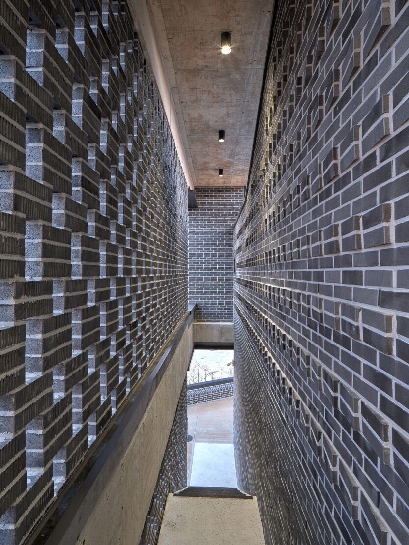 소나무 숲속 벽돌로 지은 맥주 양조장, ASLA Brewing Company 8 06 Entry Stair