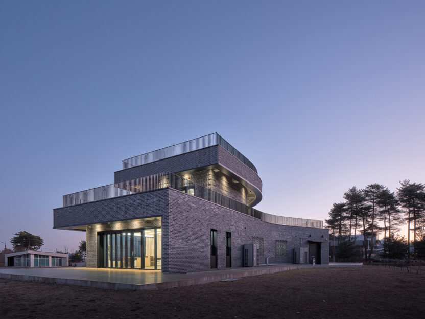소나무 숲속 벽돌로 지은 맥주 양조장, ASLA Brewing Company 11 09 Rear Side
