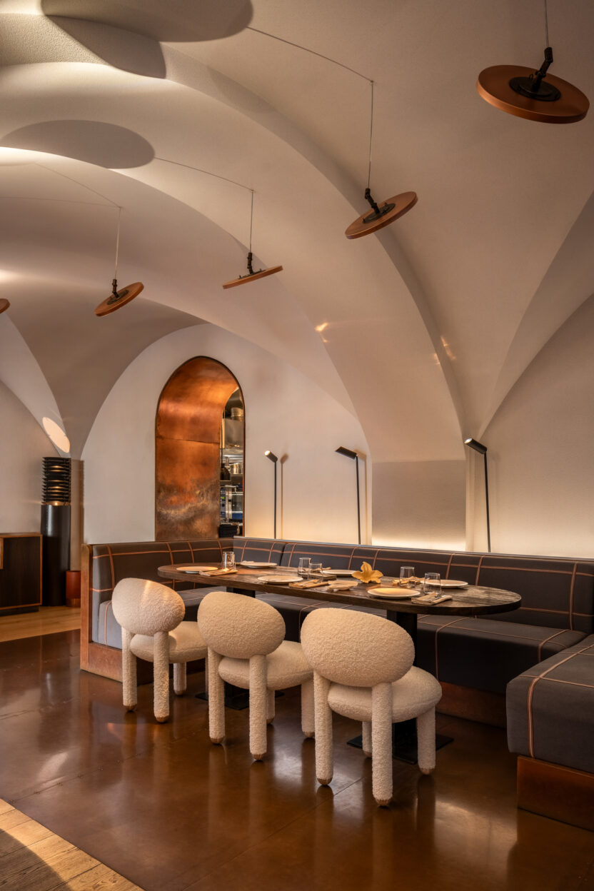 공간에 대한 철학을 품은 의자 8 Flock chairs by NOOM in Samna restaurant by YOD Group 1