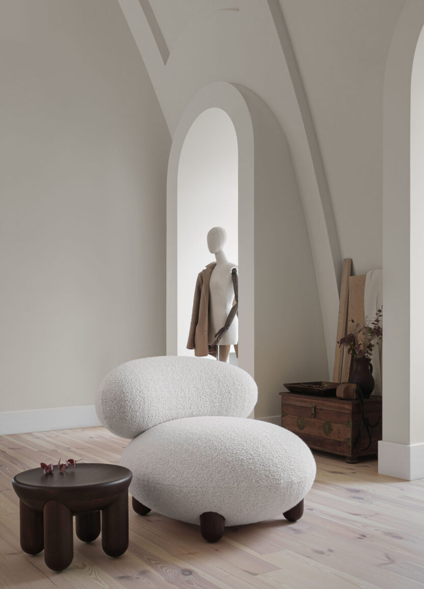 공간에 대한 철학을 품은 의자 6 Lounge Chair Flock by NOOM Interior 3
