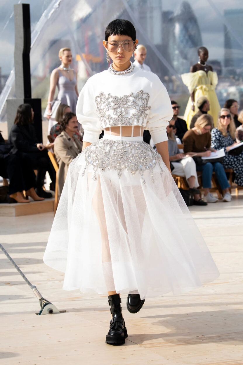 2025 패션위크가 기대되는 이유 4 00020 AlexanderMcQueen Spring 22 London credit brand