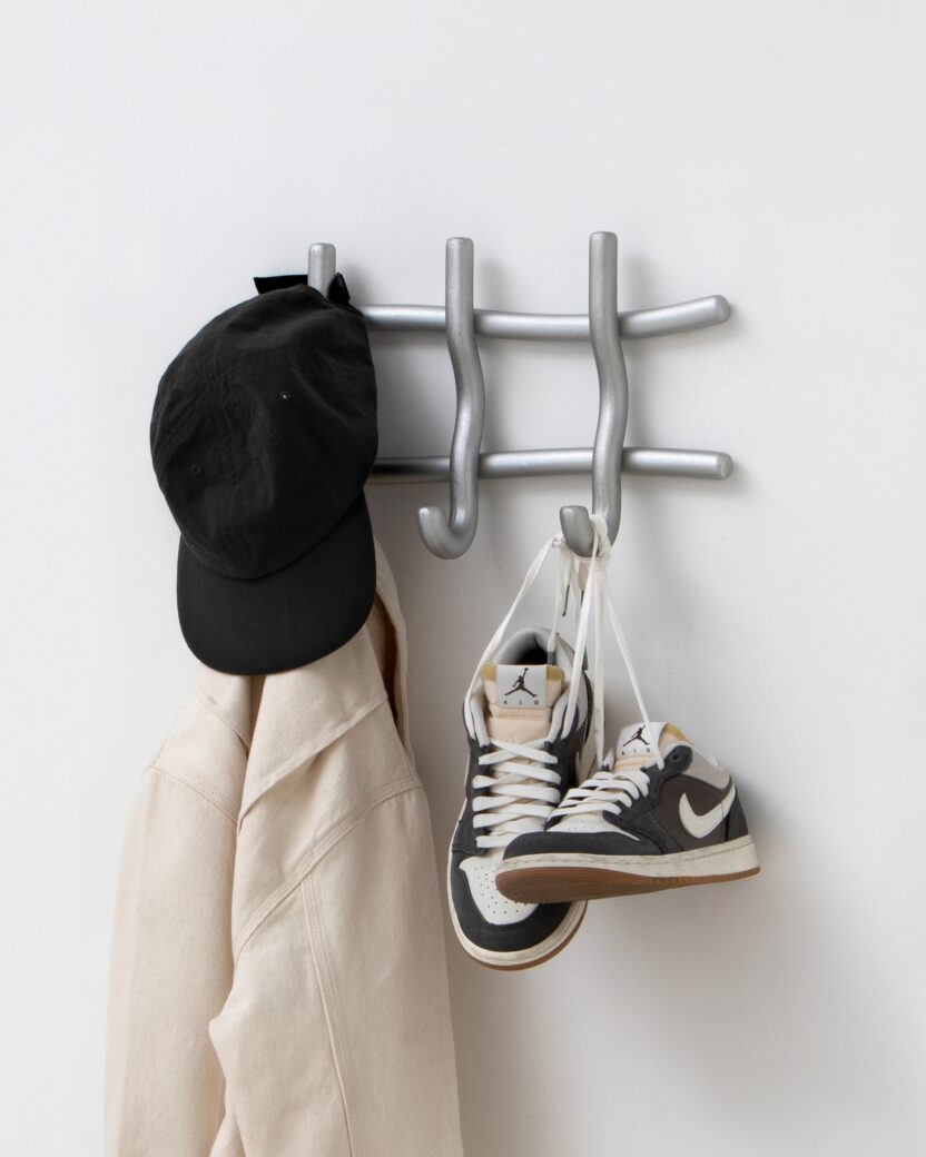 2. REEL HANGER 1