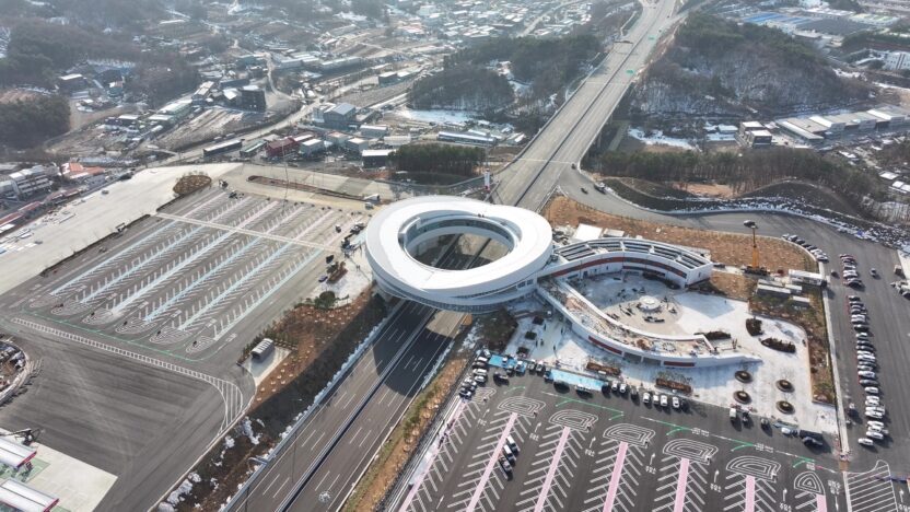 고속도로 위의 새로운 이정표, 처인 휴게소 1 DJI 20241213104040 0004 D HAEMA frame at 1m5s