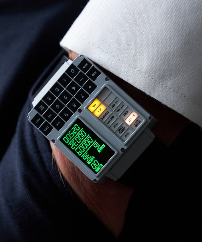 기발하거나, 아름답거나. 눈길을 끄는 아이템 7 11 dsky lifestyle wrist closeup key OLED