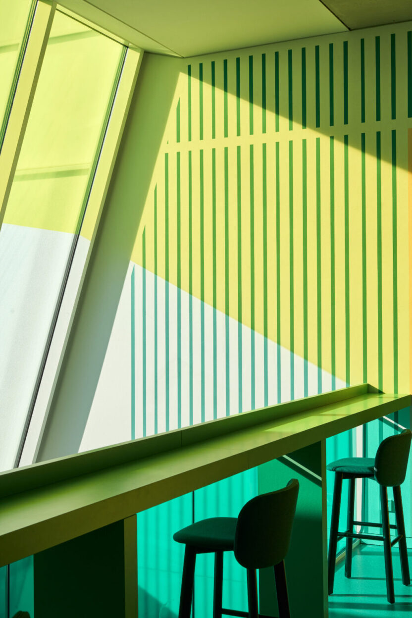 윌리웡카의 초콜릿 공장이 떠오르는 개성 있는 유럽 오피스 1 ritter sport office Ippolito Fleitz Group 6 1024x1536 1